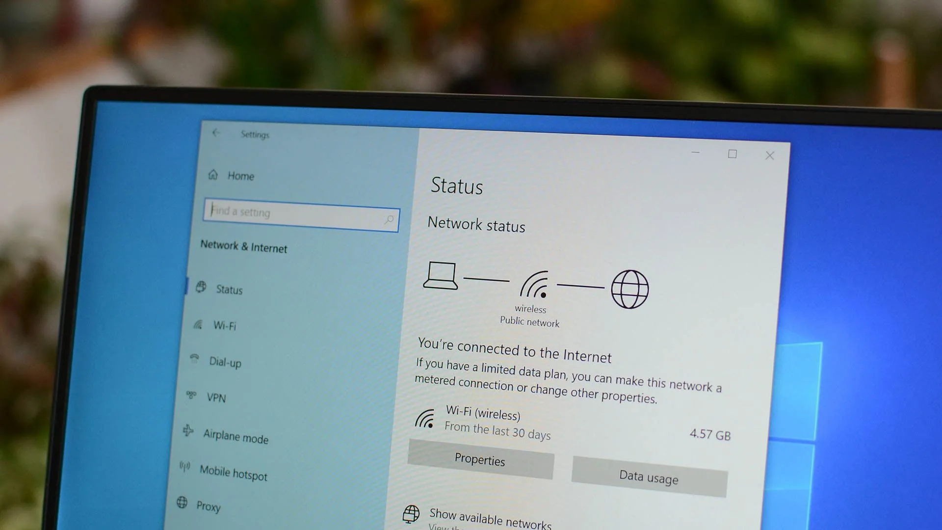 Màn hình hiển thị thuộc tính trạng thái mạng trong cài đặt Windows, minh họa cài đặt mạng công cộng