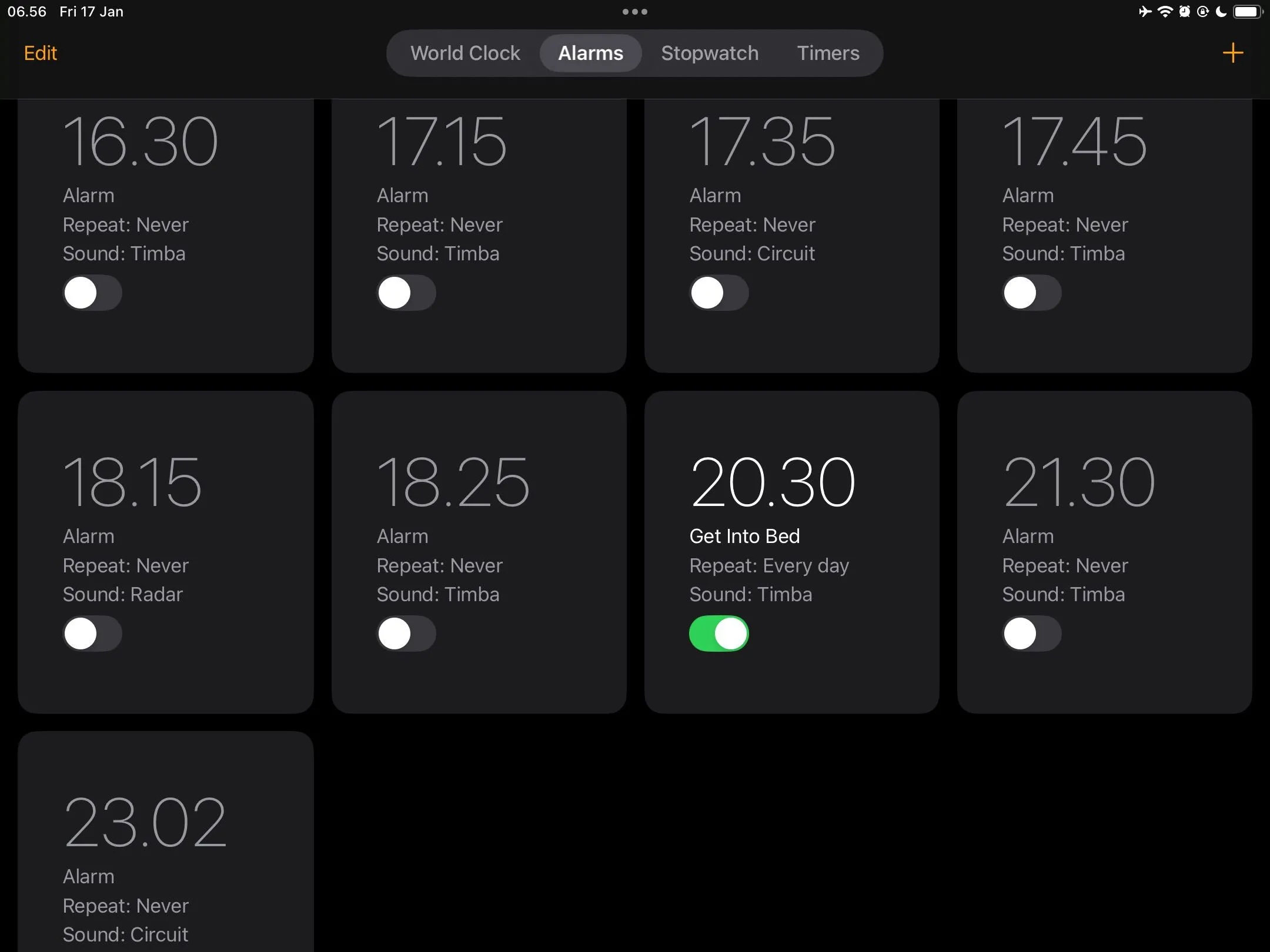 Màn hình iPad hiển thị thông báo báo thức 'Get into bed' (Đi ngủ), nhắc nhở thời gian chuẩn bị cho giấc ngủ.