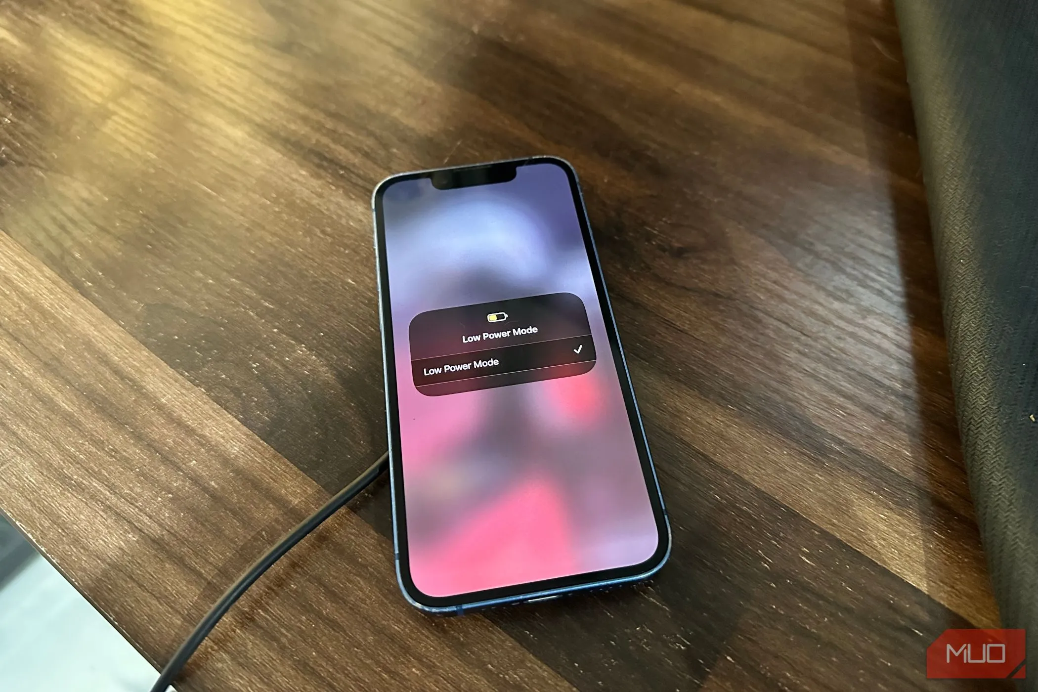 Màn hình iPhone 14 hiển thị thông báo Chế độ Nguồn điện thấp, liên quan đến hiệu suất sạc pin