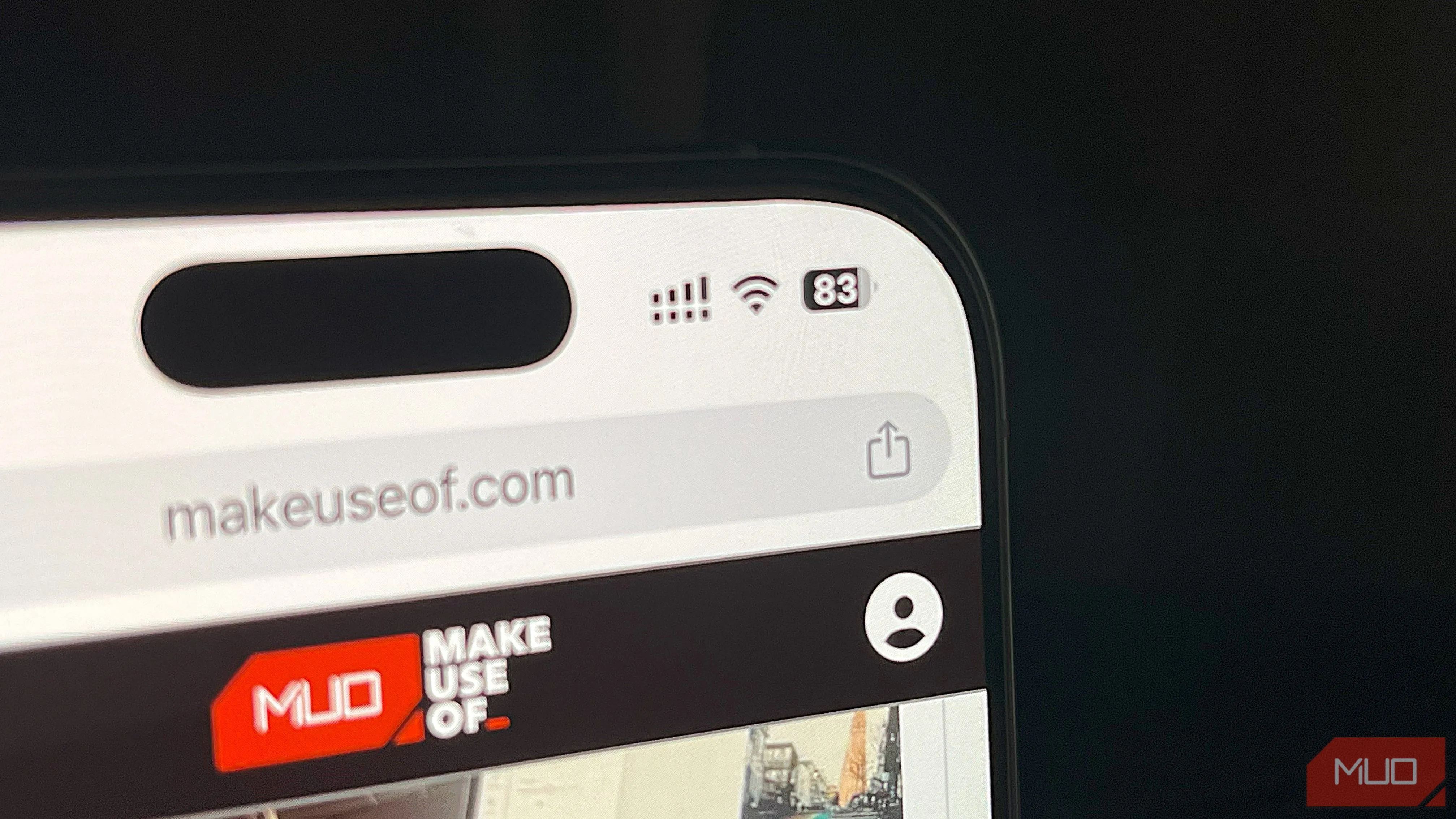 Màn hình iPhone 16 Pro hiển thị trình duyệt Chrome với phần trăm pin còn lại, thể hiện mức pin.