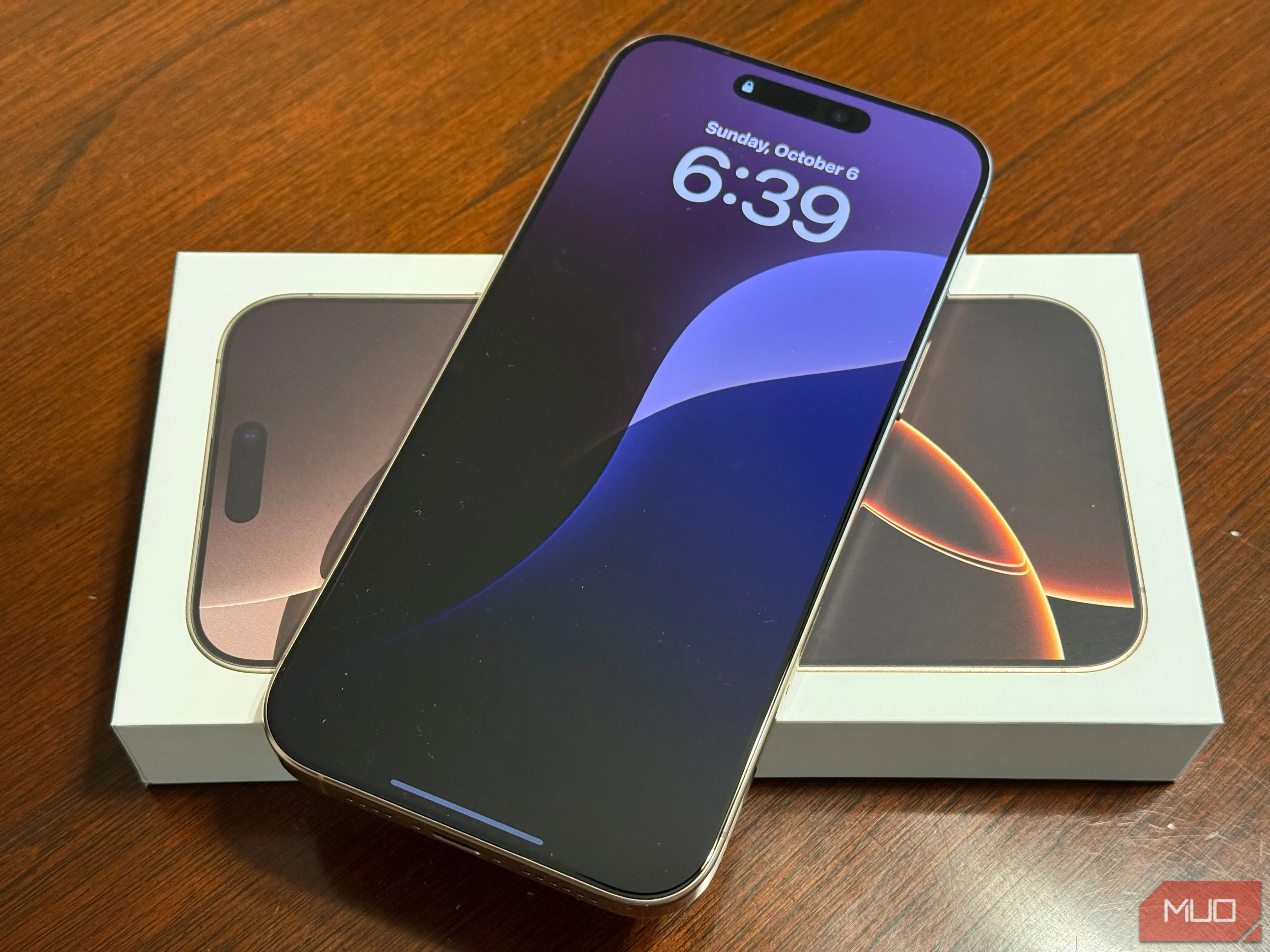 Màn hình iPhone 16 Pro Max trên bàn, biểu tượng cho trải nghiệm di động và các tính năng AI mới