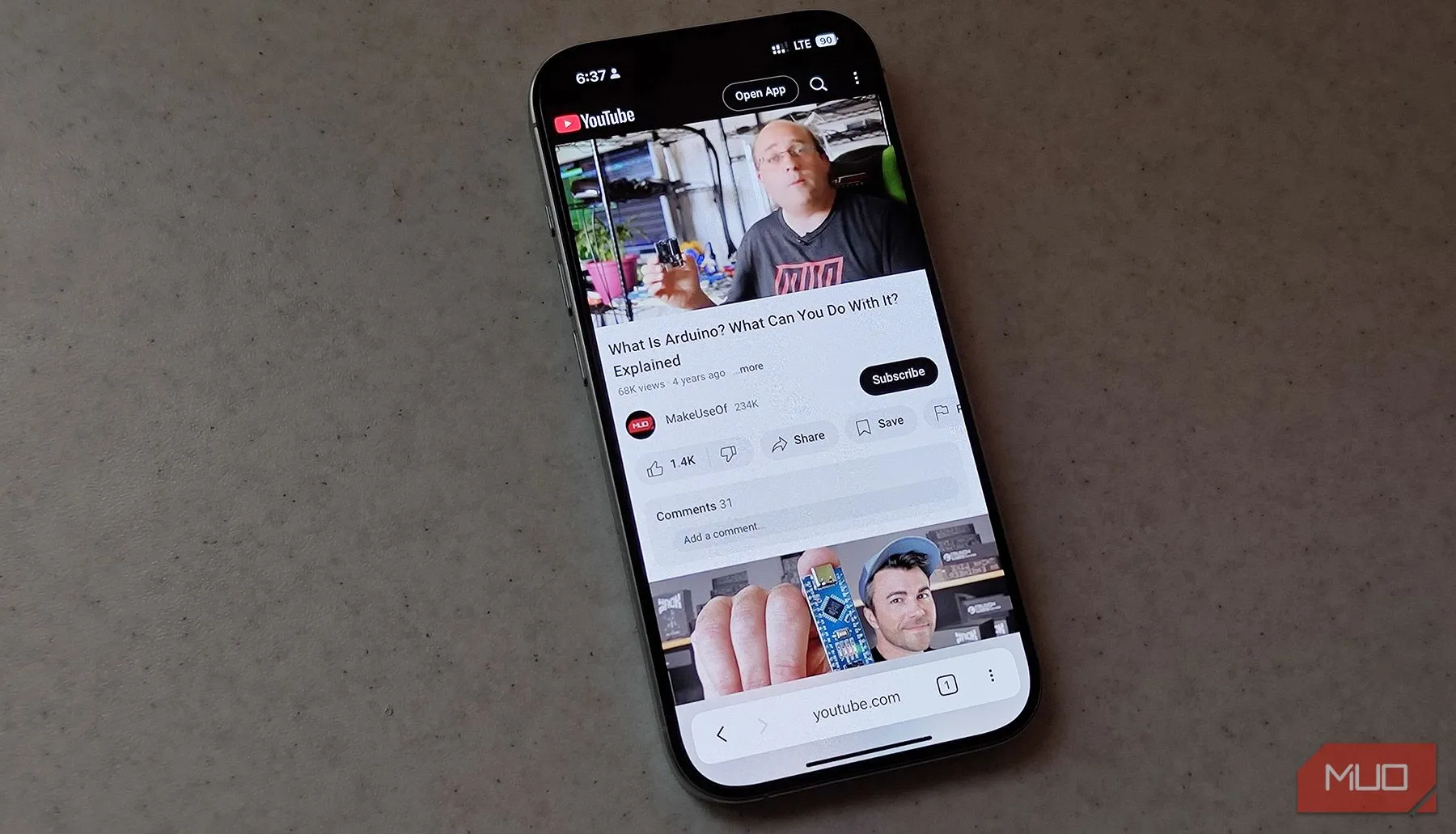 Màn hình iPhone đang mở ứng dụng web YouTube, hiển thị quá trình kiểm tra tiêu thụ pin của trình duyệt.