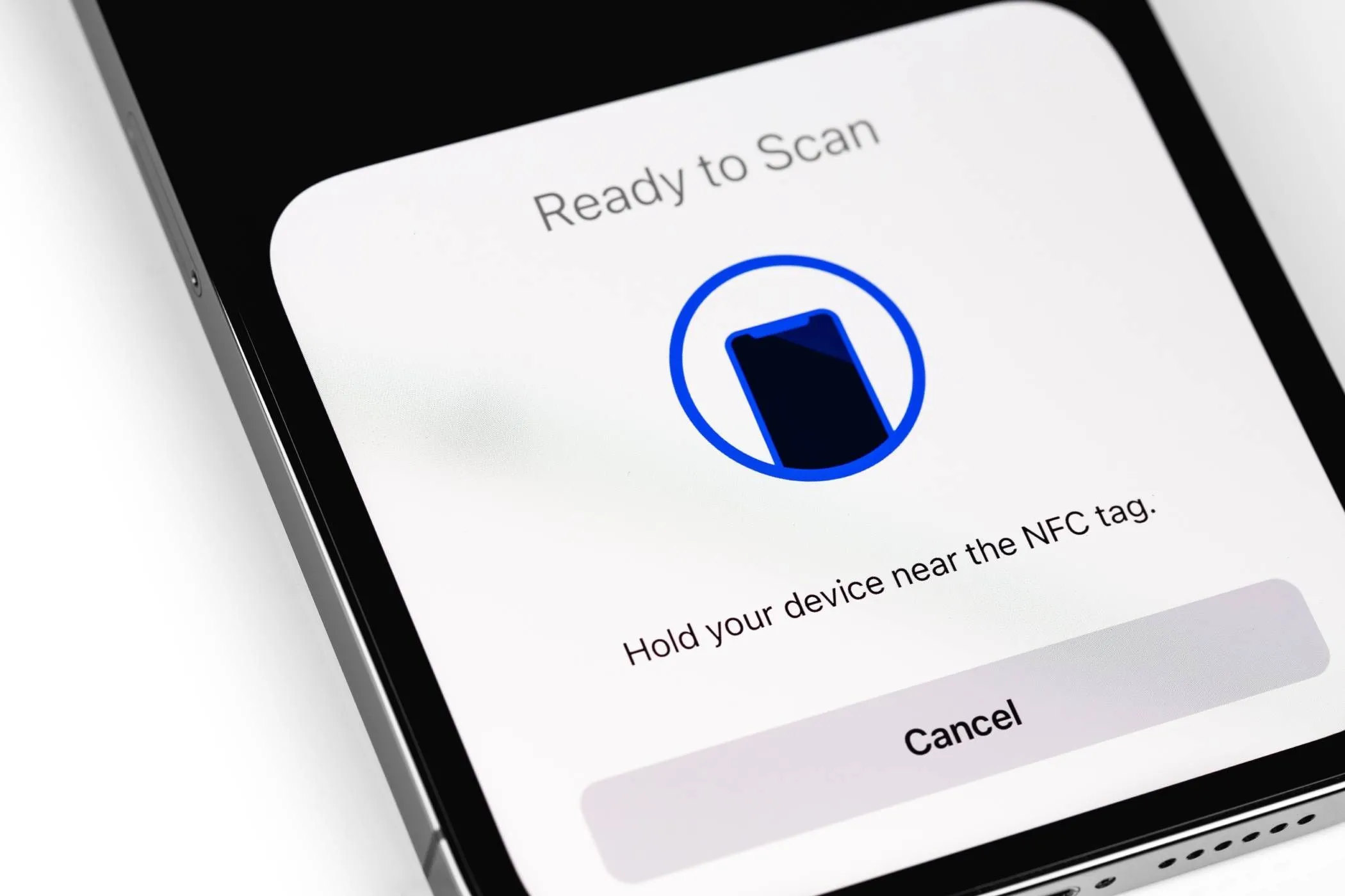Màn hình iPhone hiển thị thông báo khi chạm vào thẻ NFC để kích hoạt tự động hóa
