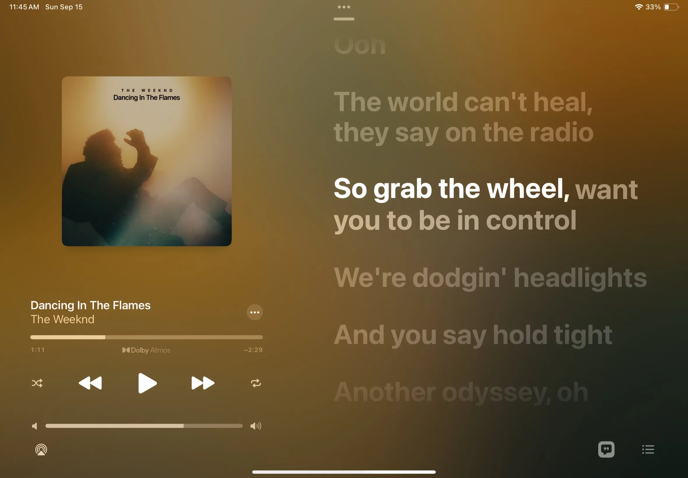 Màn hình iPhone hiển thị tính năng Apple Music Sing, với lời bài hát thời gian thực và tùy chọn điều chỉnh giọng hát.