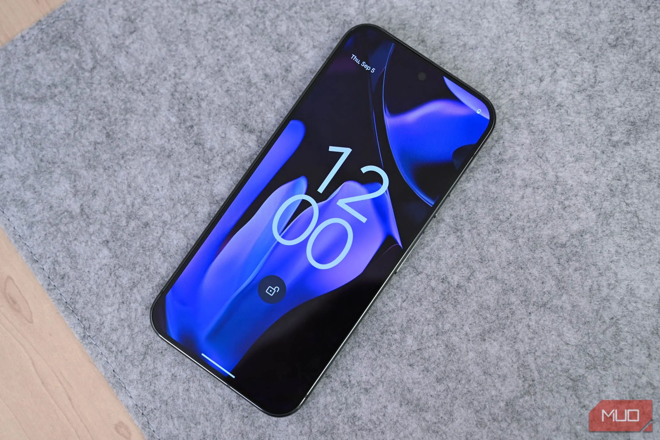 Màn hình khóa của điện thoại Google Pixel 9 Pro XL, minh họa tính năng ẩn thông tin nhạy cảm trên Android 16.