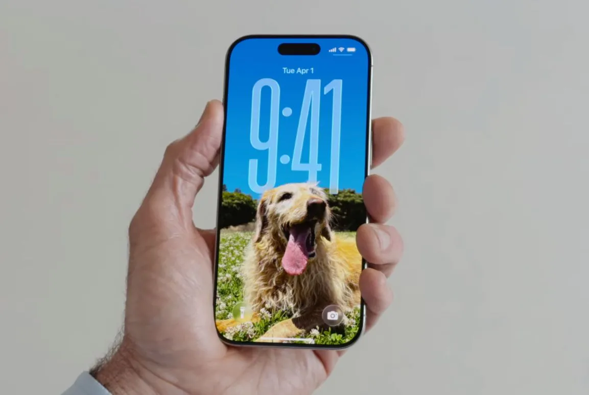 Màn hình khóa iOS 16 với đồng hồ kỹ thuật số lớn và widget hiển thị thông tin.