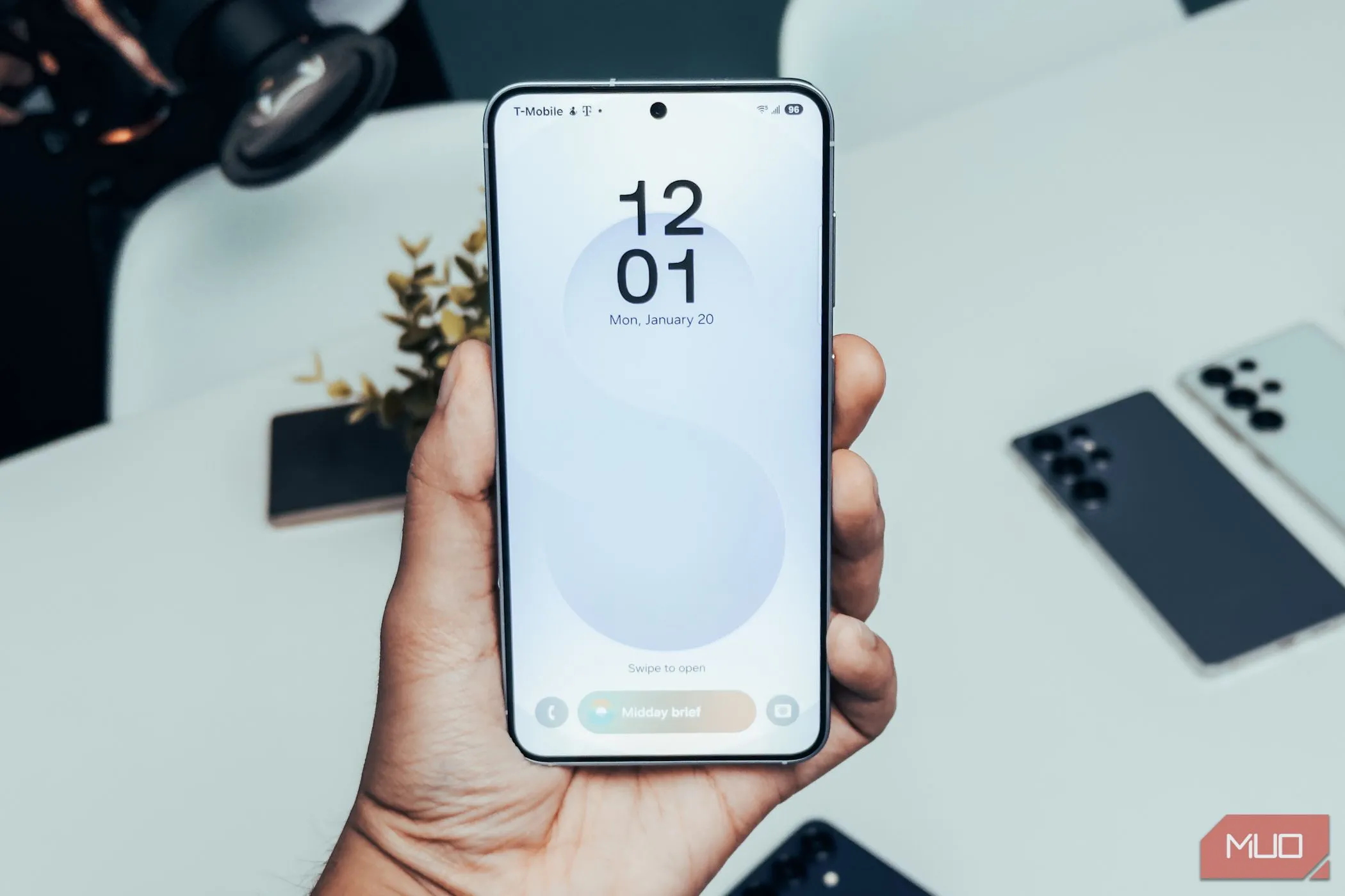 Màn hình khóa Samsung Galaxy S25 hiển thị Now Bar, tính năng thông báo trực quan mới trong One UI 7.