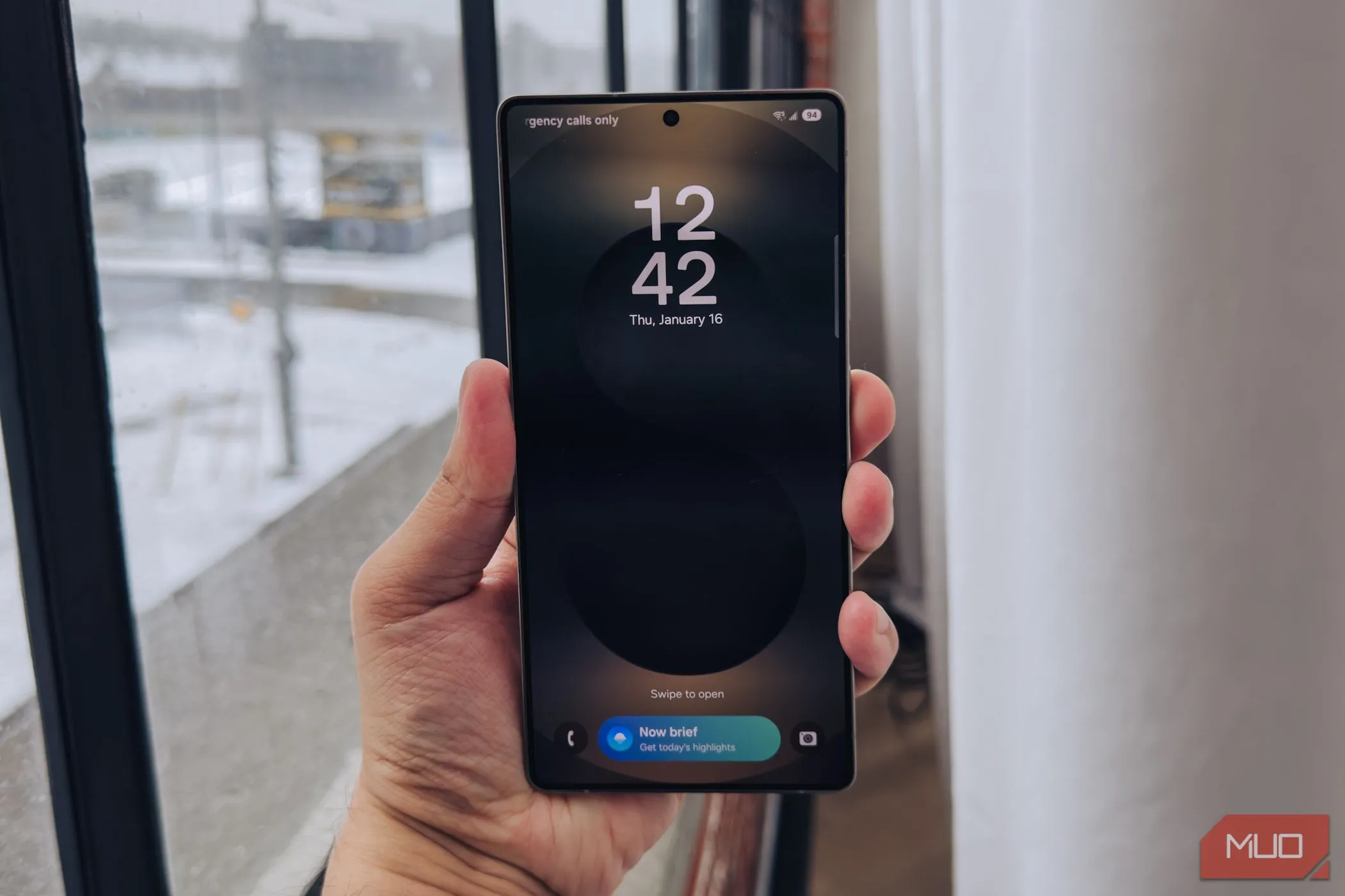 Màn hình khóa Samsung Galaxy S25 Ultra với tính năng Now Brief đang hiển thị