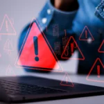 Màn hình laptop hiển thị cảnh báo mã độc ransomware và nguy cơ rò rỉ dữ liệu, minh họa tấn công mạng.