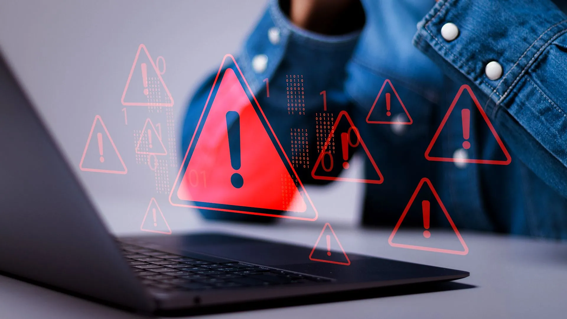 Màn hình laptop hiển thị cảnh báo mã độc ransomware và nguy cơ rò rỉ dữ liệu, minh họa tấn công mạng.