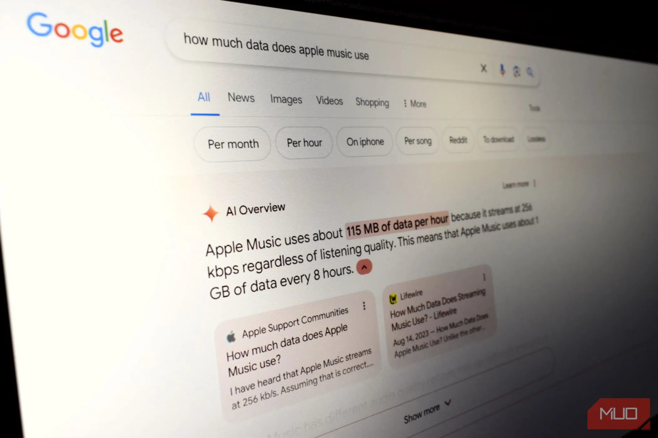 Màn hình laptop hiển thị kết quả tìm kiếm Google với tính năng AI Overviews đang hoạt động, minh họa các thông tin được AI tổng hợp