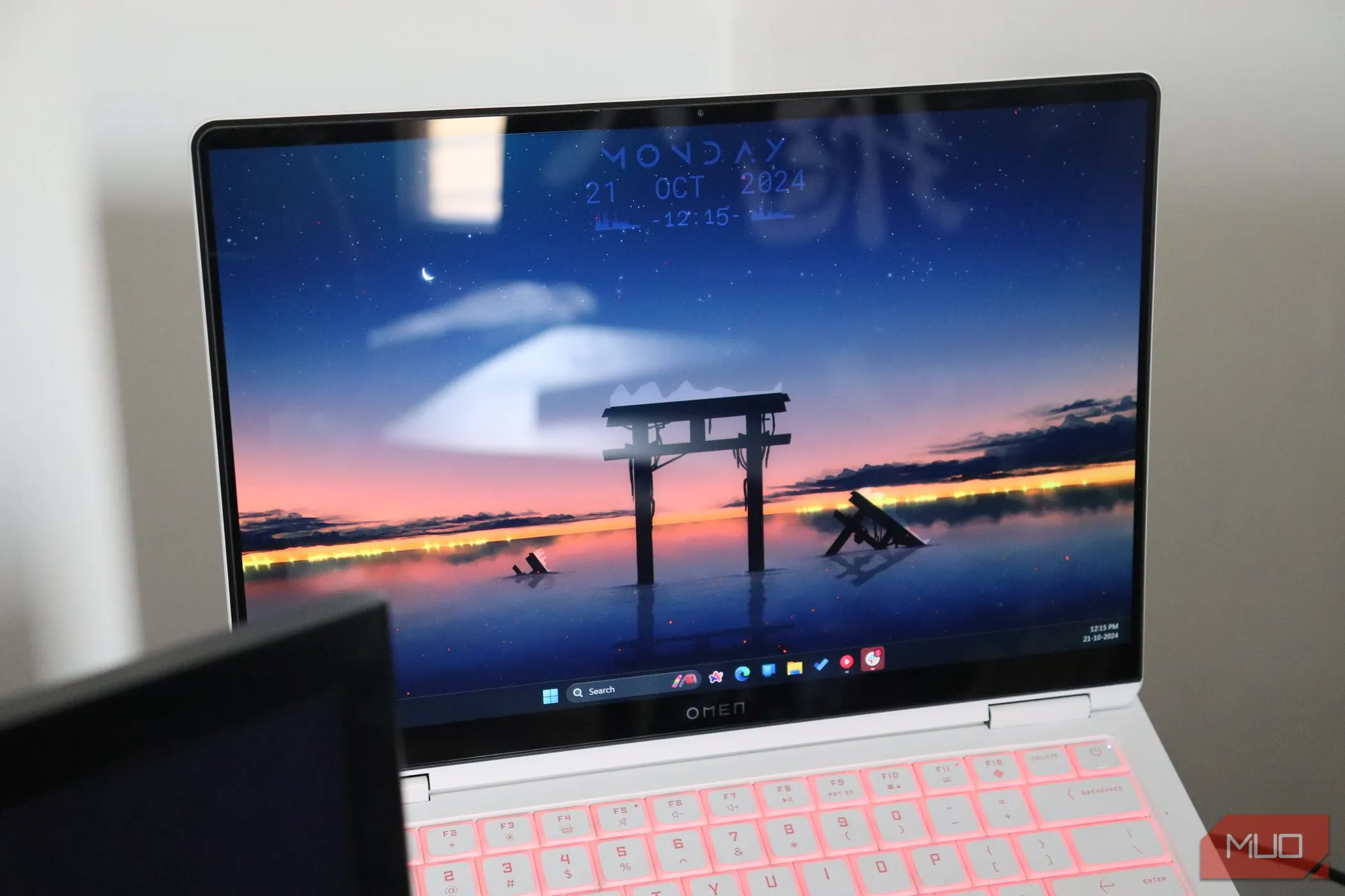 Màn hình laptop HP Omen Transcend 14 OLED hiển thị hình ảnh sắc nét, thể hiện góc nhìn rộng và màu sắc trung thực đặc trưng của công nghệ màn hình OLED