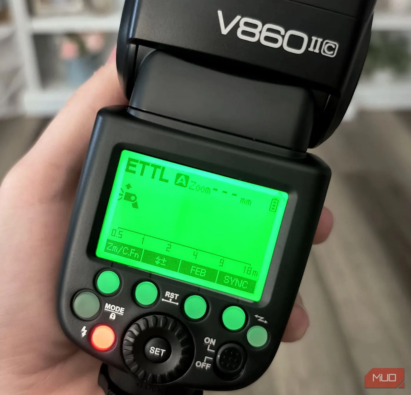 Màn hình LCD hiển thị các thông số của đèn flash Godox V860II ở chế độ thủ công, thể hiện sự dễ dàng trong việc điều chỉnh cài đặt ánh sáng