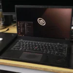 Màn hình máy tính để bàn Linux Mint trên laptop ThinkPad, với chuột và USB