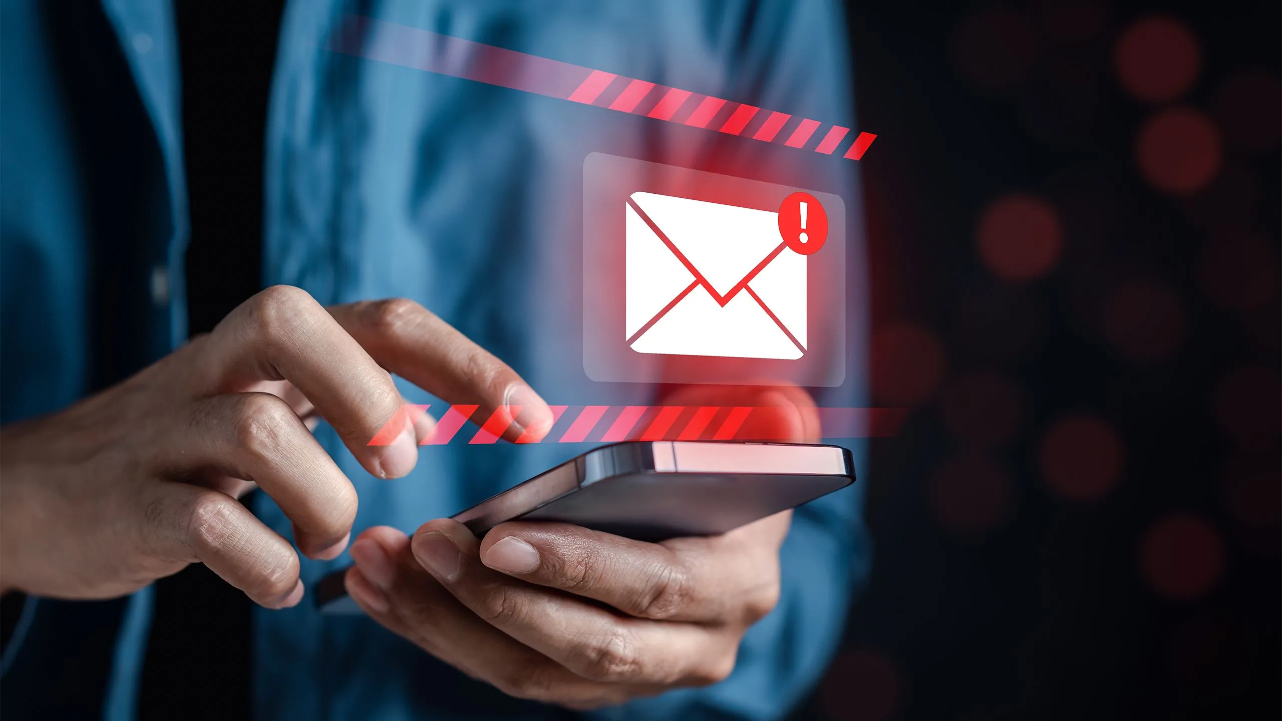 Màn hình máy tính hiển thị một email lừa đảo (scam email) trong hộp thư Gmail, nhấn mạnh tầm quan trọng của việc cảnh giác với các thư rác và phishing.