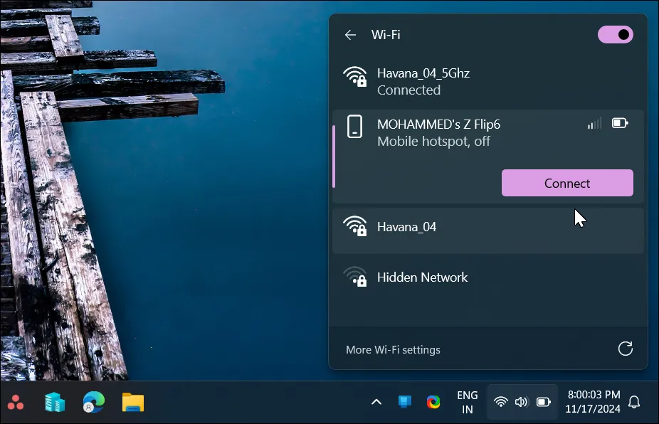 Màn hình máy tính Windows 11 với bảng cài đặt nhanh hiển thị các tùy chọn mạng, bao gồm điểm truy cập di động từ điện thoại Samsung