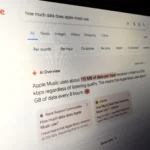 Màn hình máy tính xách tay hiển thị giao diện tìm kiếm Google với tính năng AI Overviews