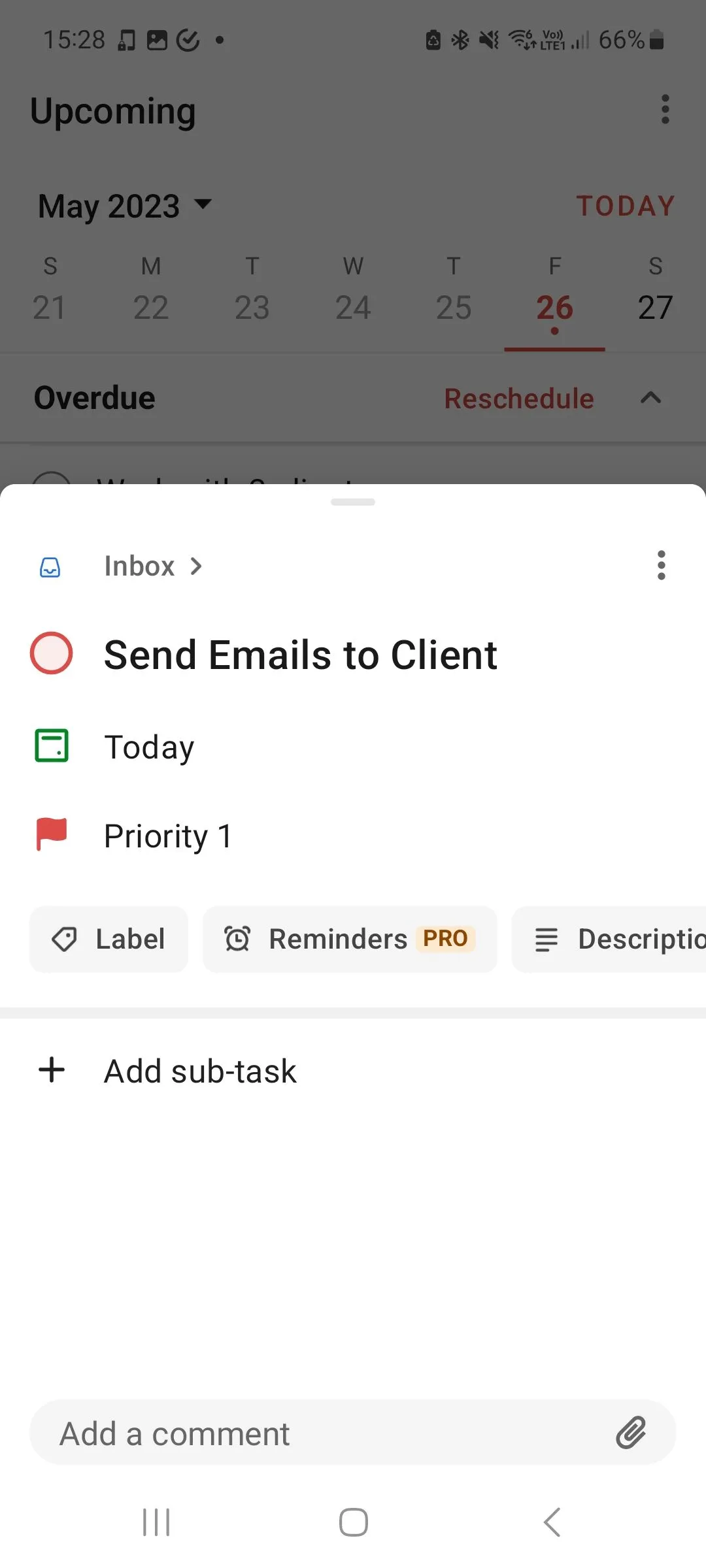 Màn hình nhiệm vụ &quot;Gửi email cho khách hàng&quot; với mức độ ưu tiên 1 trong Todoist, cho thấy tính năng phân loại và ưu tiên công việc.