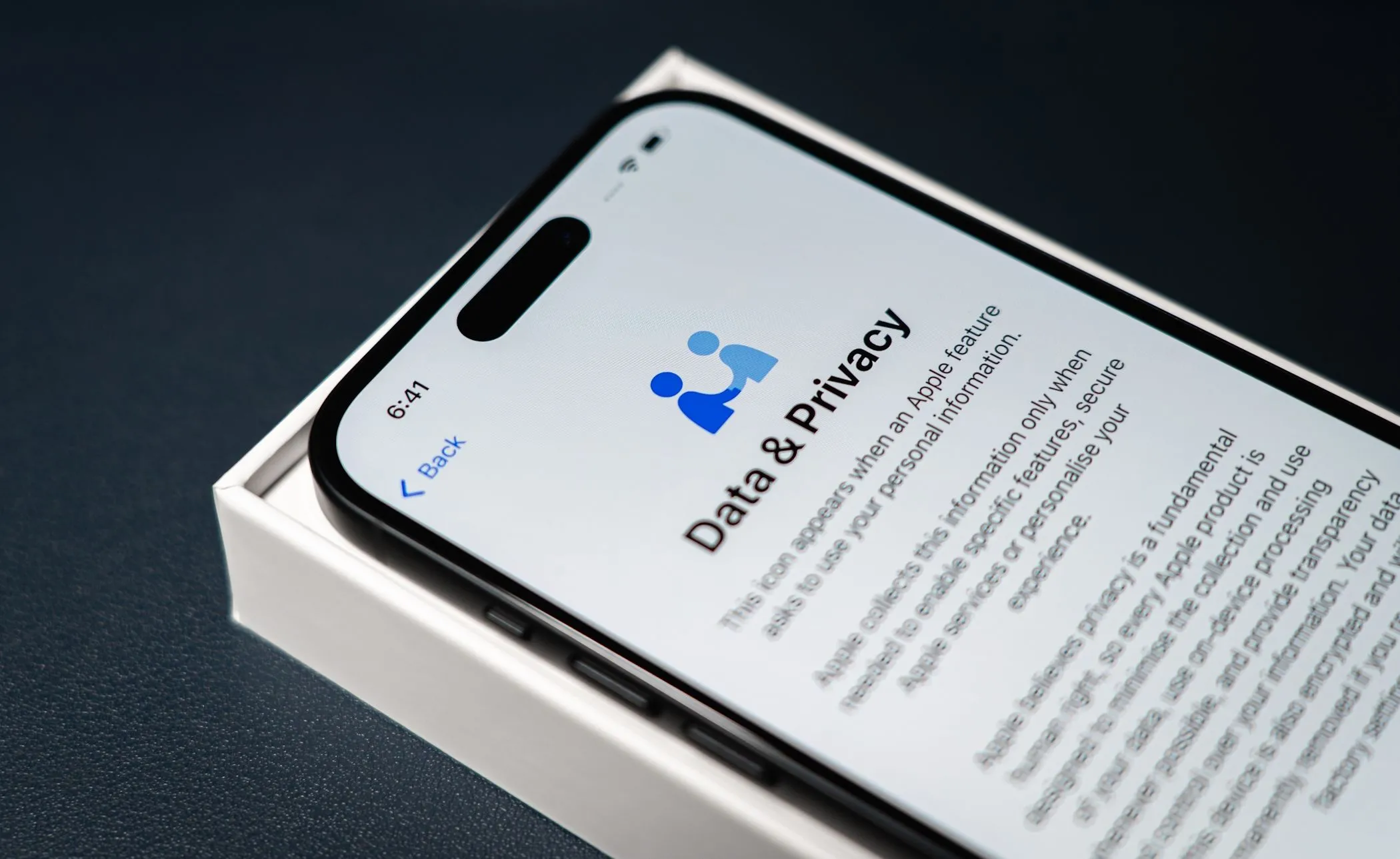 Màn hình quyền riêng tư dữ liệu trên iPhone 14 Pro, minh họa lo ngại bảo mật khi lưu trữ ảnh đám mây
