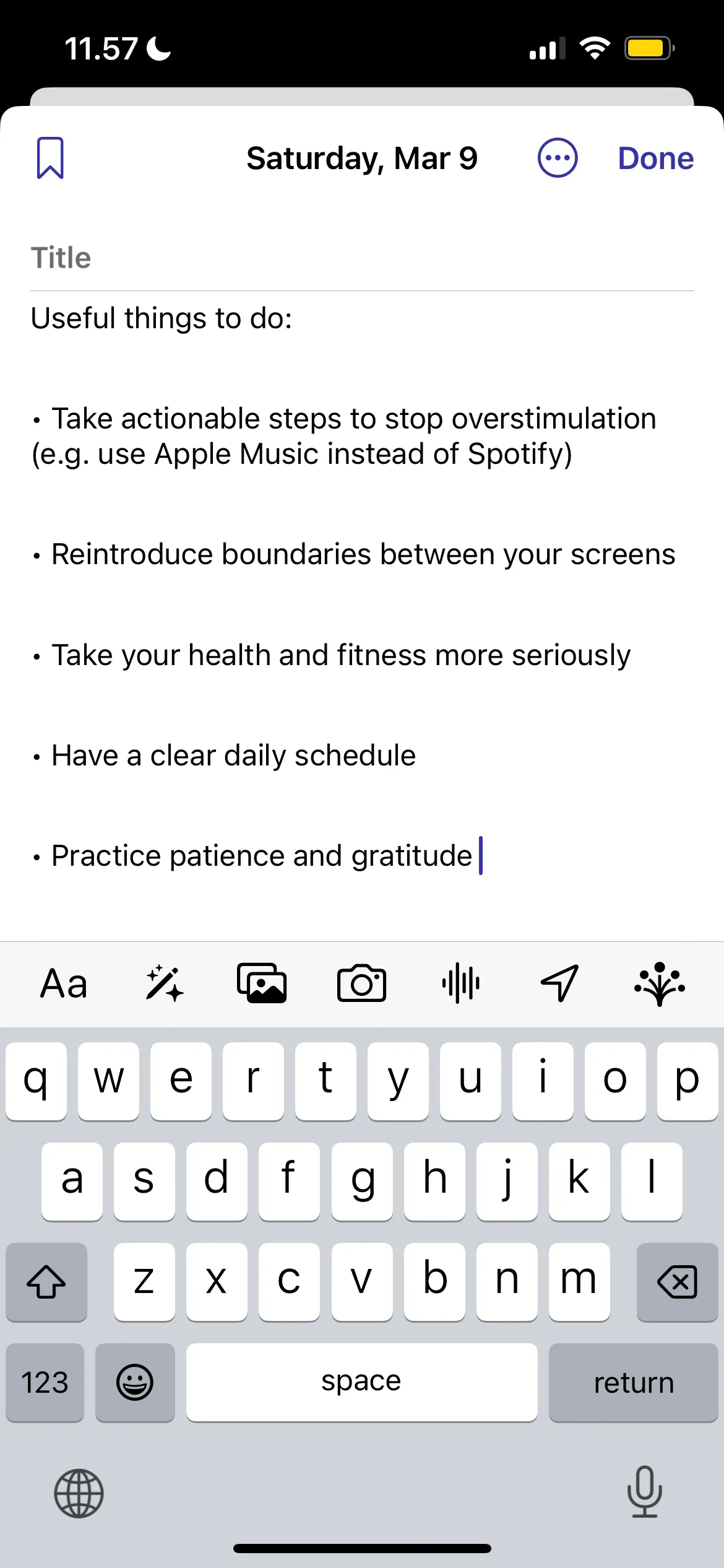 Màn hình thêm một mục mới vào ứng dụng Apple Journal, minh họa khả năng ghi chú và bổ sung phương tiện đa dạng.