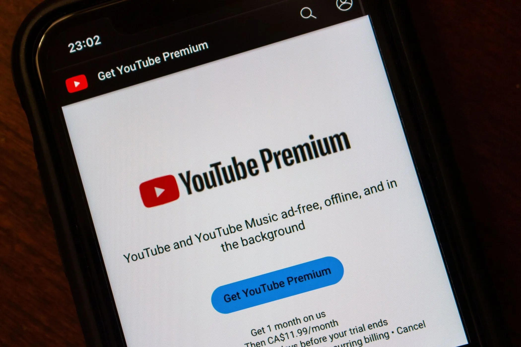 Màn hình thông tin YouTube Premium hiển thị trên iPhone, cho thấy người dùng đã đăng ký thành công dịch vụ, dù phải chấp nhận mức giá cao sau khi thất bại với việc dùng VPN mua YouTube Premium giá rẻ.