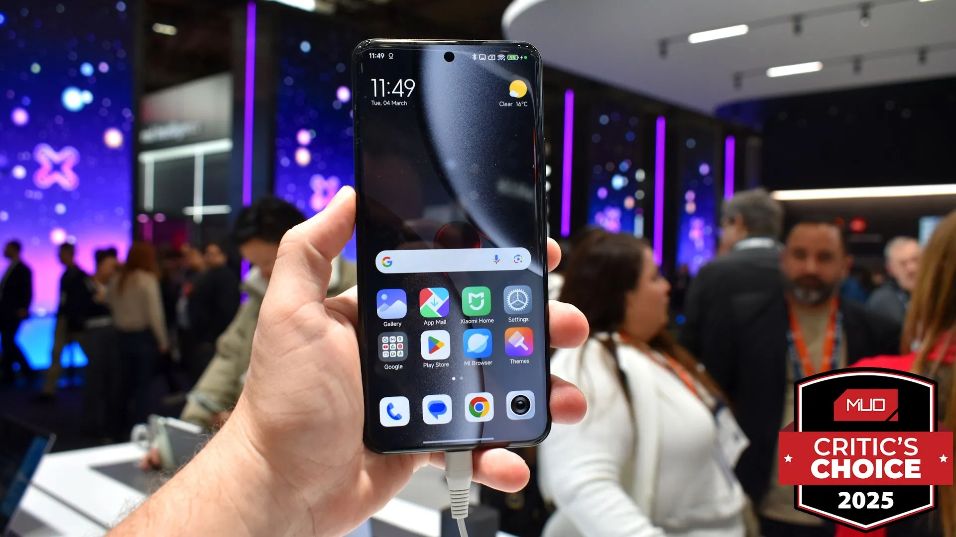 Màn hình trước Xiaomi 15 Ultra hiển thị rõ nét tại sự kiện MWC 2025 cùng giải thưởng