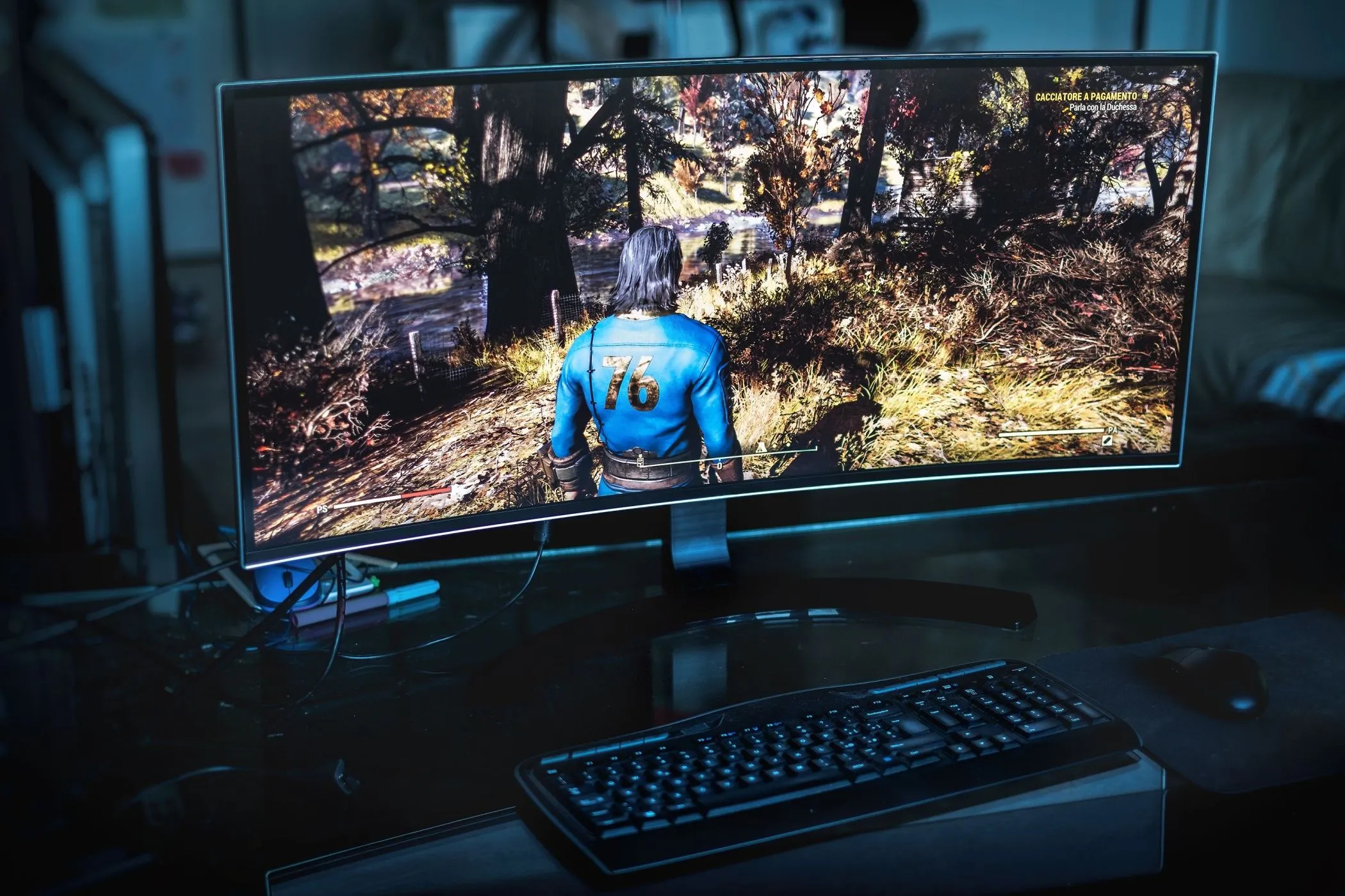 Màn hình ultrawide hiển thị trò chơi điện tử, minh họa trải nghiệm gaming mượt mà với độ trễ thấp khi sử dụng Ethernet