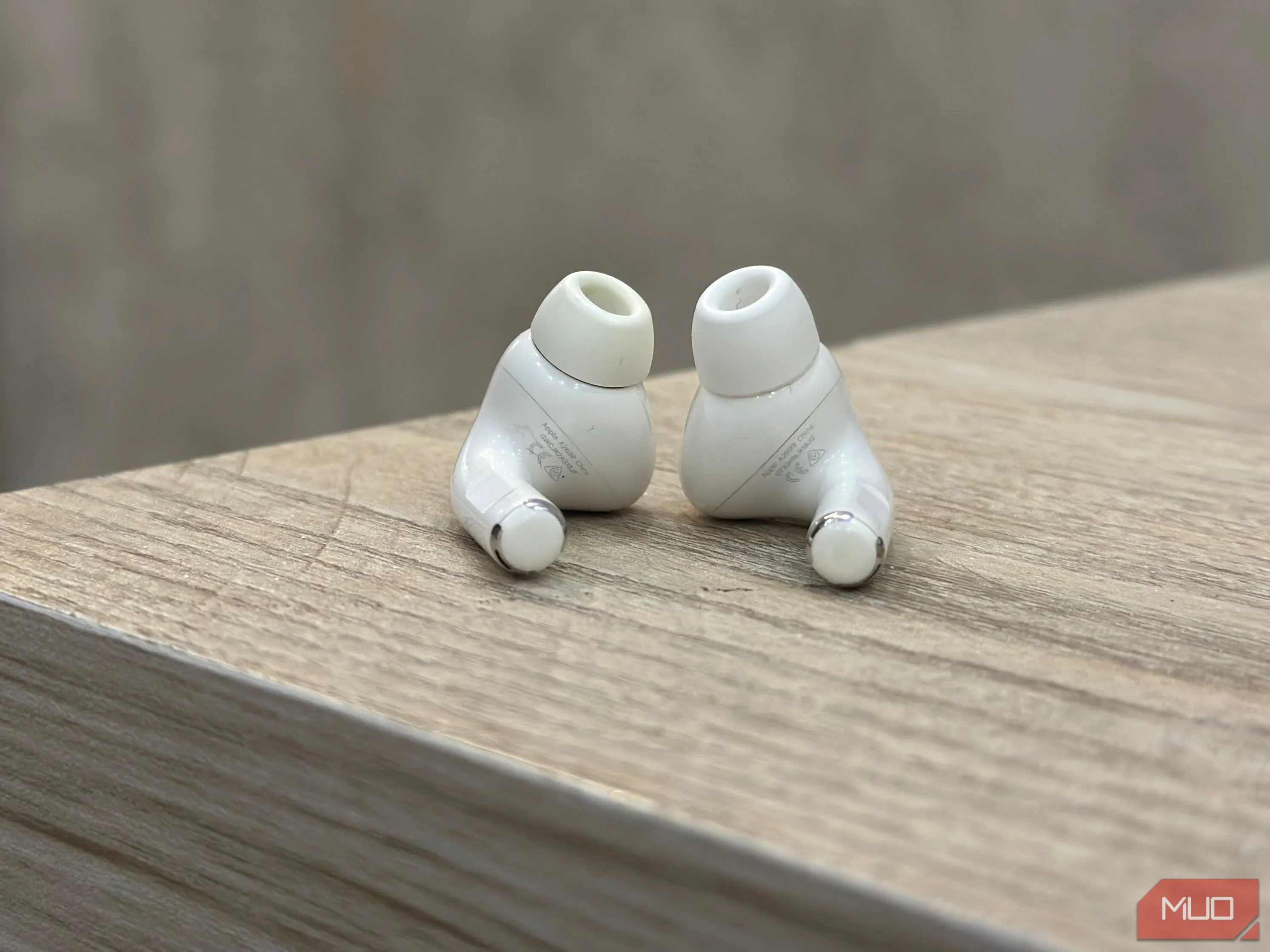 Mặt dưới tai nghe Apple AirPods Pro 2 với số model được in rõ ràng