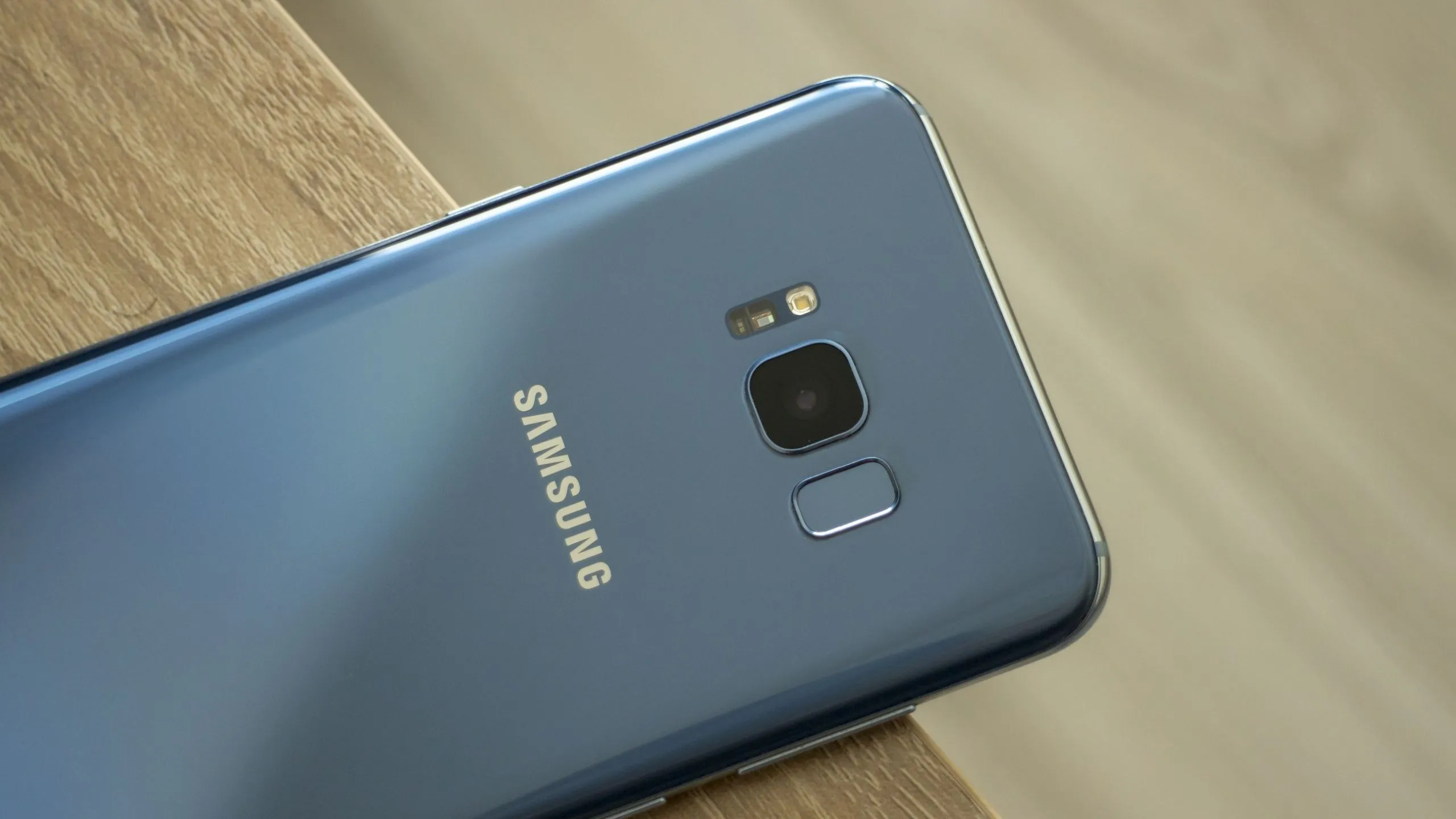 Mặt lưng của điện thoại Samsung Galaxy S8 Plus, nổi bật với cảm biến nhịp tim gần cụm camera và đèn flash, minh họa tính năng đo nhịp tim trên một số dòng điện thoại Samsung cũ.