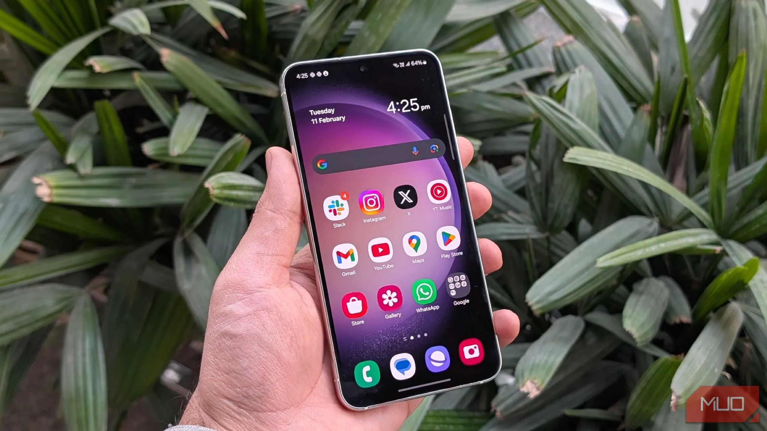 Mặt lưng điện thoại Galaxy S23 màu kem, thể hiện hiệu năng mạnh mẽ
