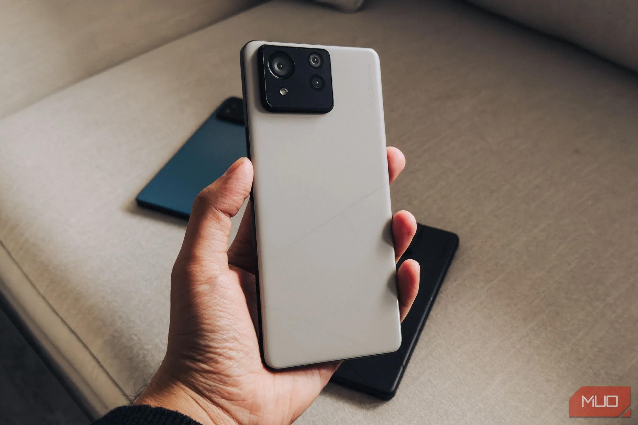 Mặt lưng kính của ASUS Zenfone 11 Ultra, một mẫu smartphone có màn hình lớn.