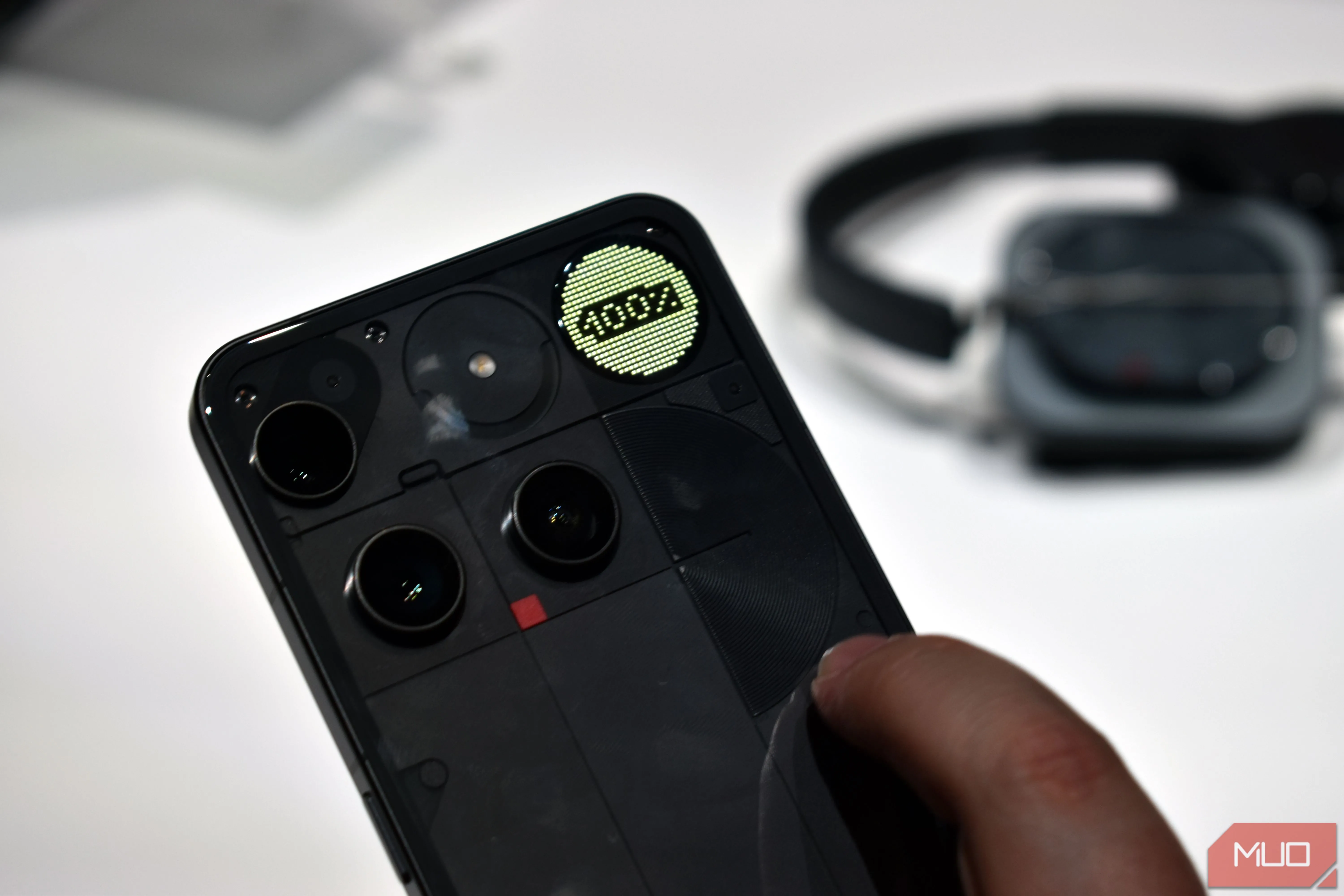 Mặt lưng Nothing Phone 3 màu đen với đèn Glyph Matrix hình tròn hiển thị biểu tượng thông báo, làm nổi bật thiết kế tối giản và công nghệ đèn LED.