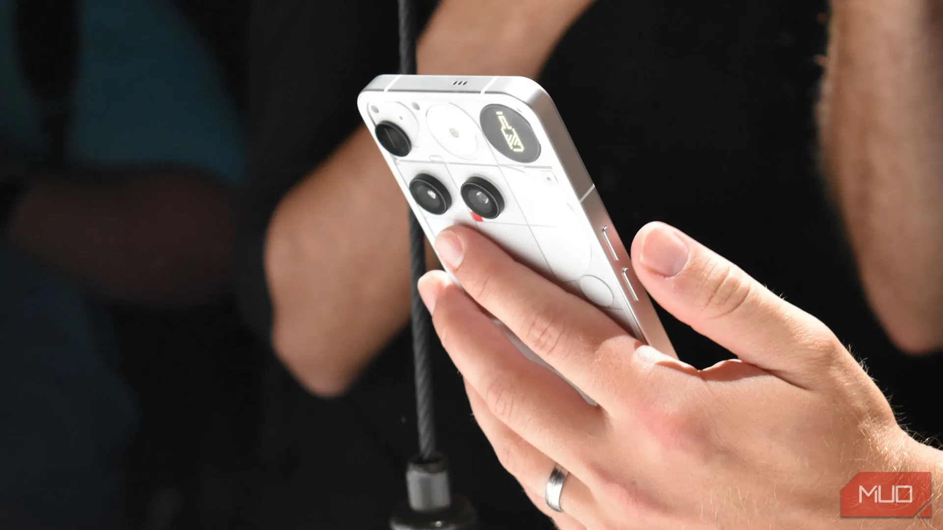 Mặt lưng Nothing Phone 3 màu trắng với hệ thống đèn LED Glyph Matrix hình tròn mới, sáng lên theo thông báo.
