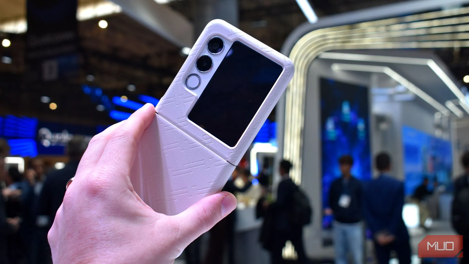 Mặt lưng Nubia Flip 2 5G khi gập, cho thấy cụm camera và thiết kế tổng thể tại MWC 2025