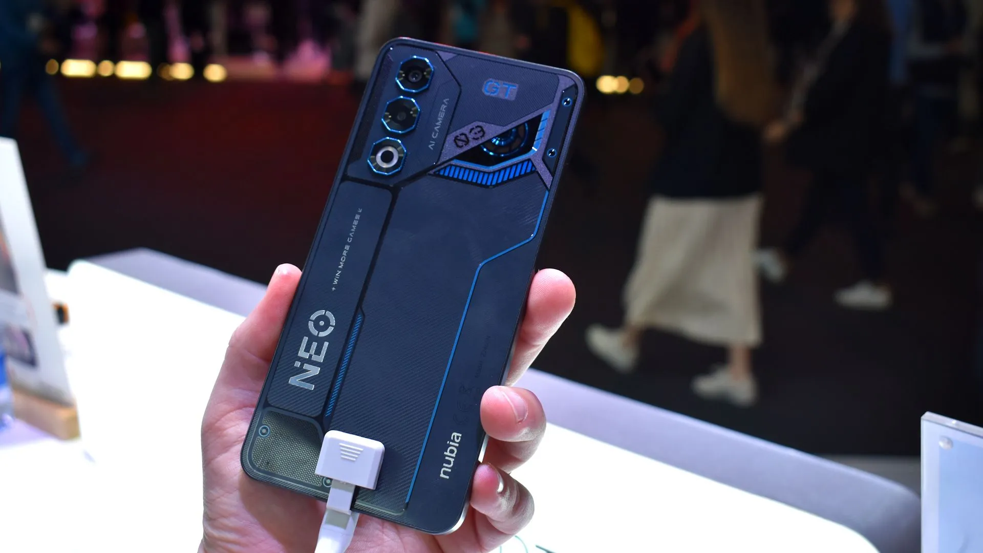 Mặt lưng Nubia Neo 3 GT 5G màu đen xanh với thiết kế gaming độc đáo tại MWC 2025