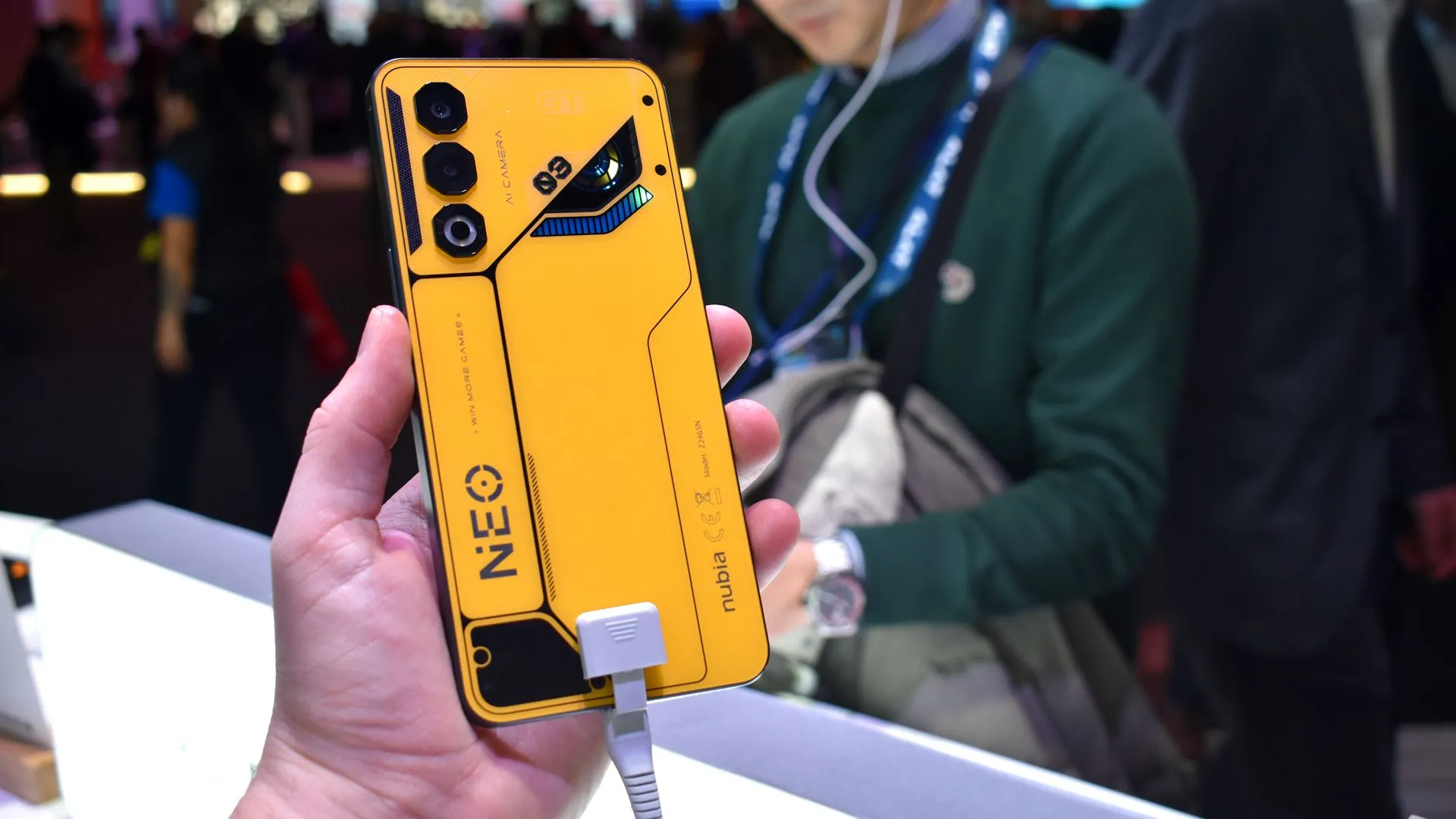 Mặt lưng Nubia Neo 3 GT 5G màu vàng nổi bật tại MWC 2025, thể hiện phong cách độc đáo