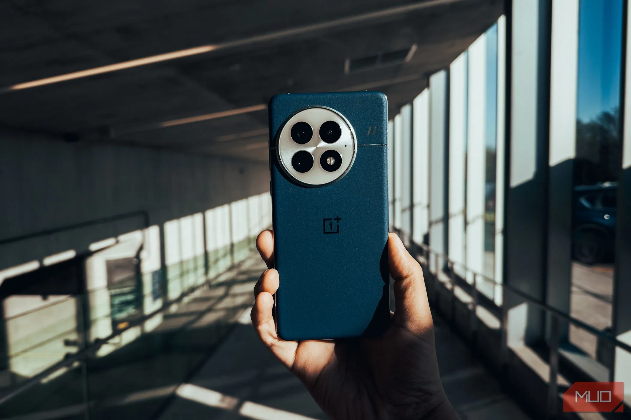 Mặt lưng OnePlus 13 thể hiện thiết kế sang trọng trong môi trường đô thị.