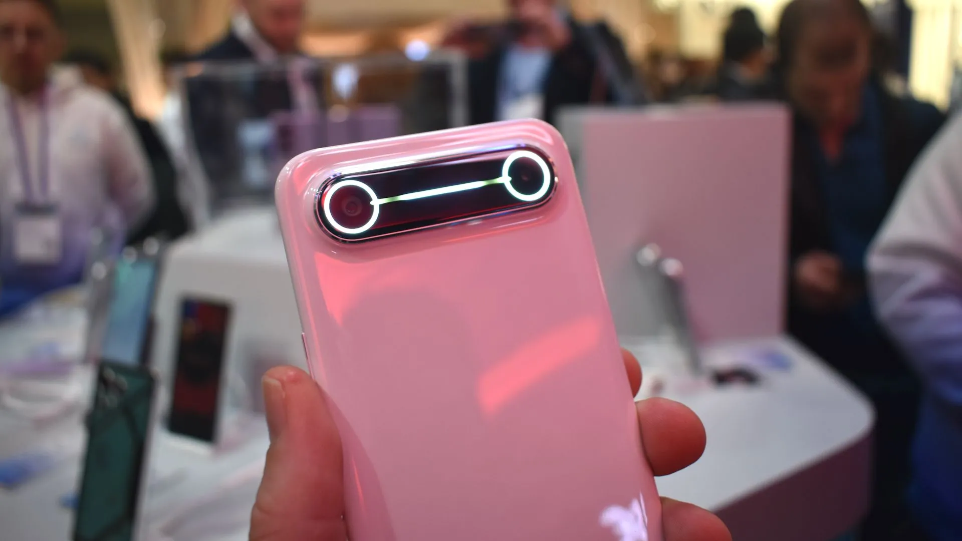 Mặt lưng và cụm camera Tecno Spark Slim Concept tại MWC 2025, nhấn mạnh thiết kế mỏng