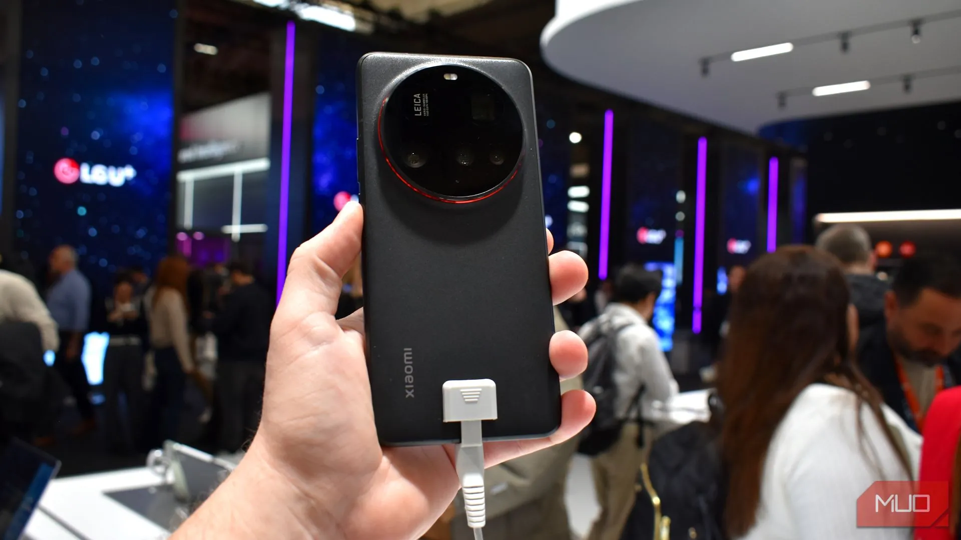 Mặt lưng Xiaomi 15 Ultra màu đen với cụm camera Leica lớn, trưng bày tại MWC 2025