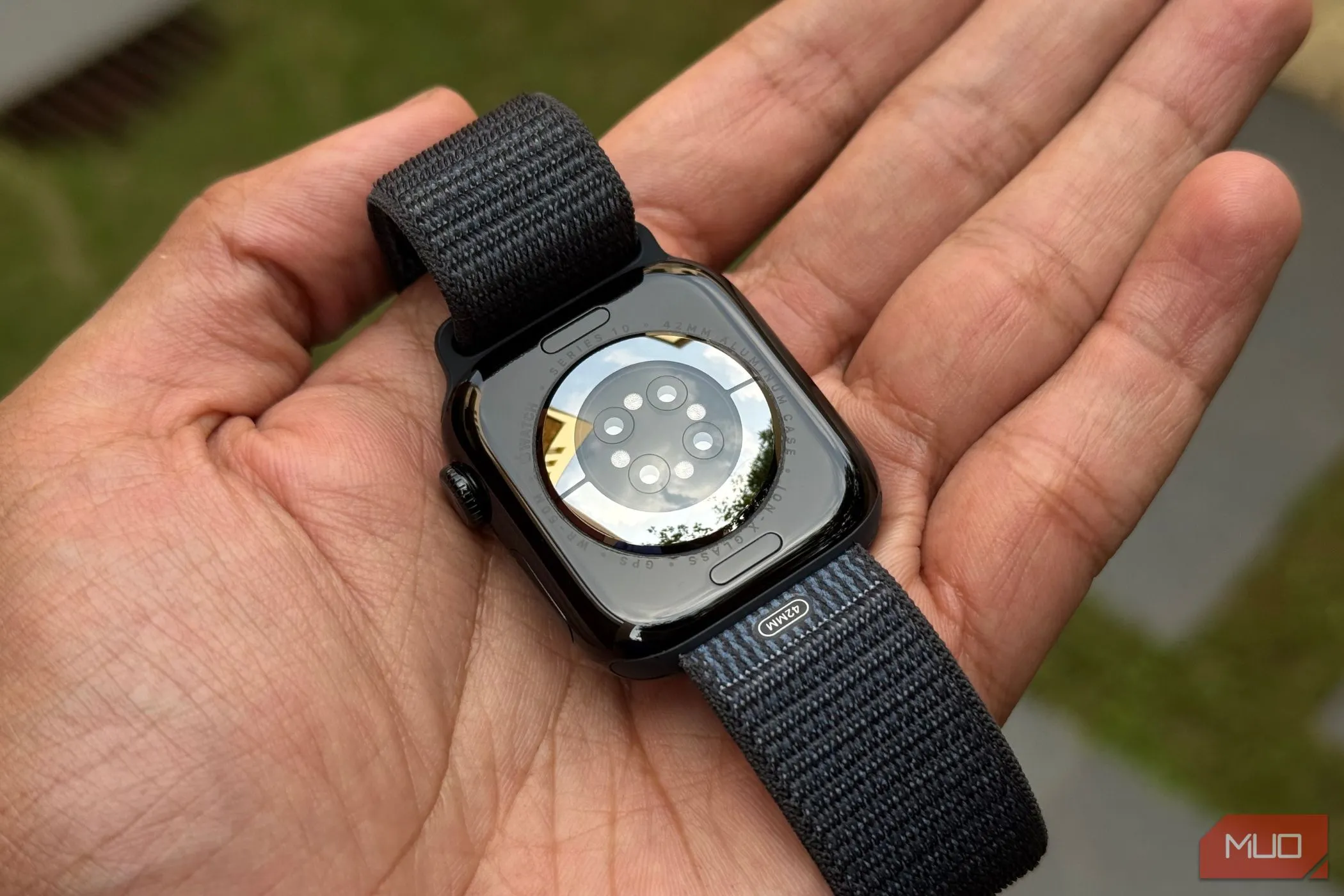Mặt sau của Apple Watch Series 10 hiển thị cụm cảm biến đo sức khỏe