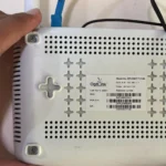 Mặt sau của bộ định tuyến Wi-Fi thường chứa thông tin đăng nhập mặc định và các nhãn quan trọng khác.