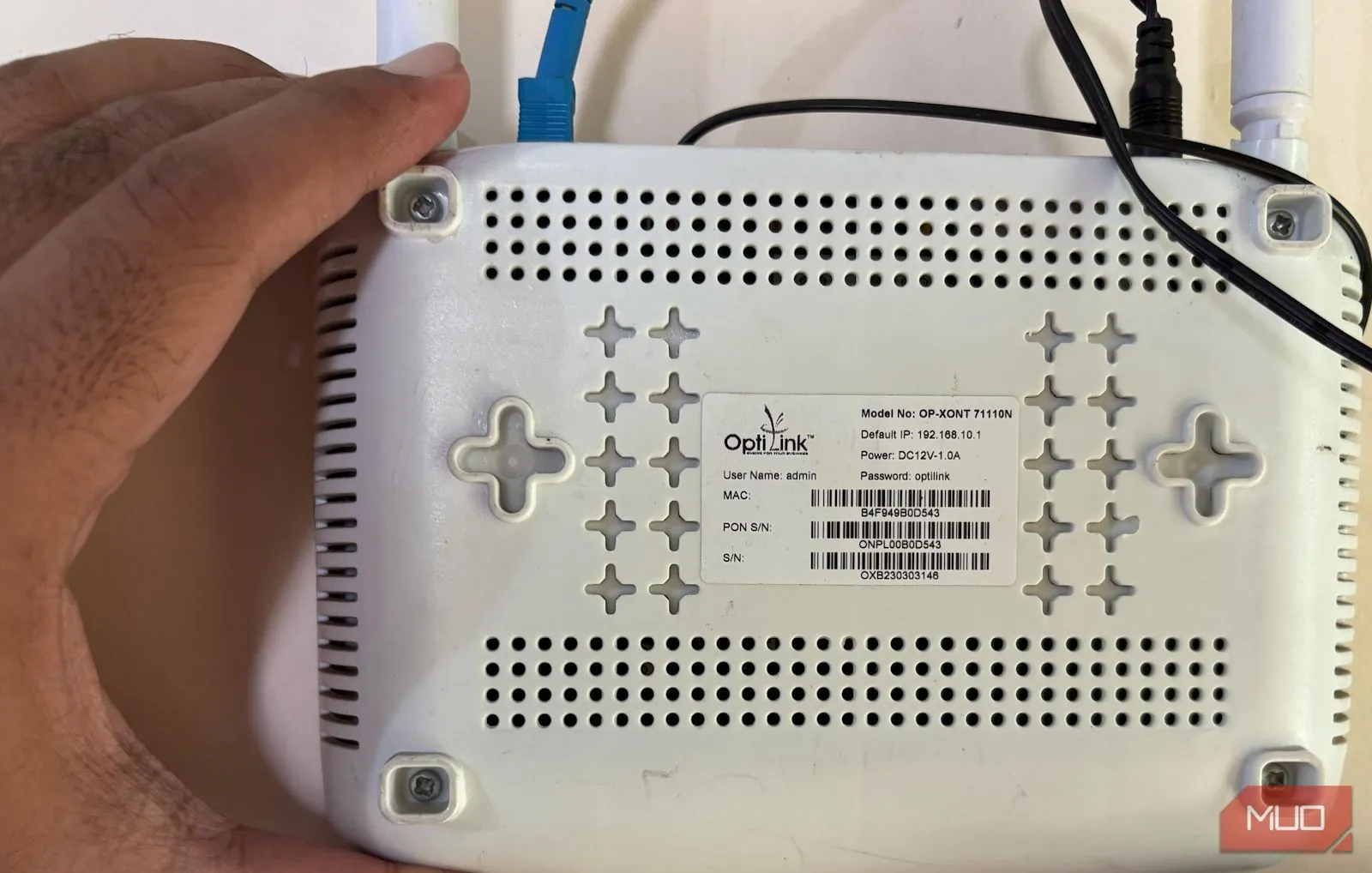 Mặt sau của bộ định tuyến Wi-Fi thường chứa thông tin đăng nhập mặc định và các nhãn quan trọng khác.