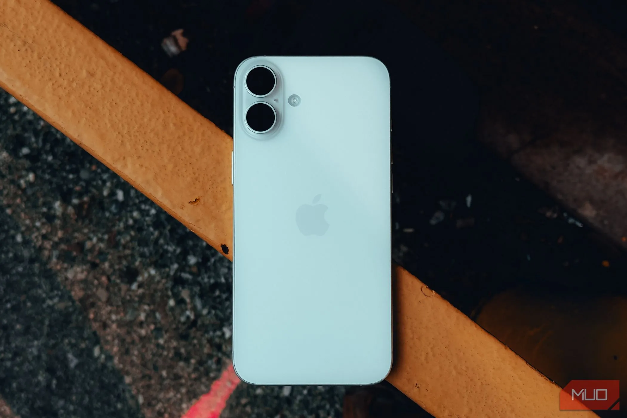 Mặt sau iPhone 16 Plus trên lan can