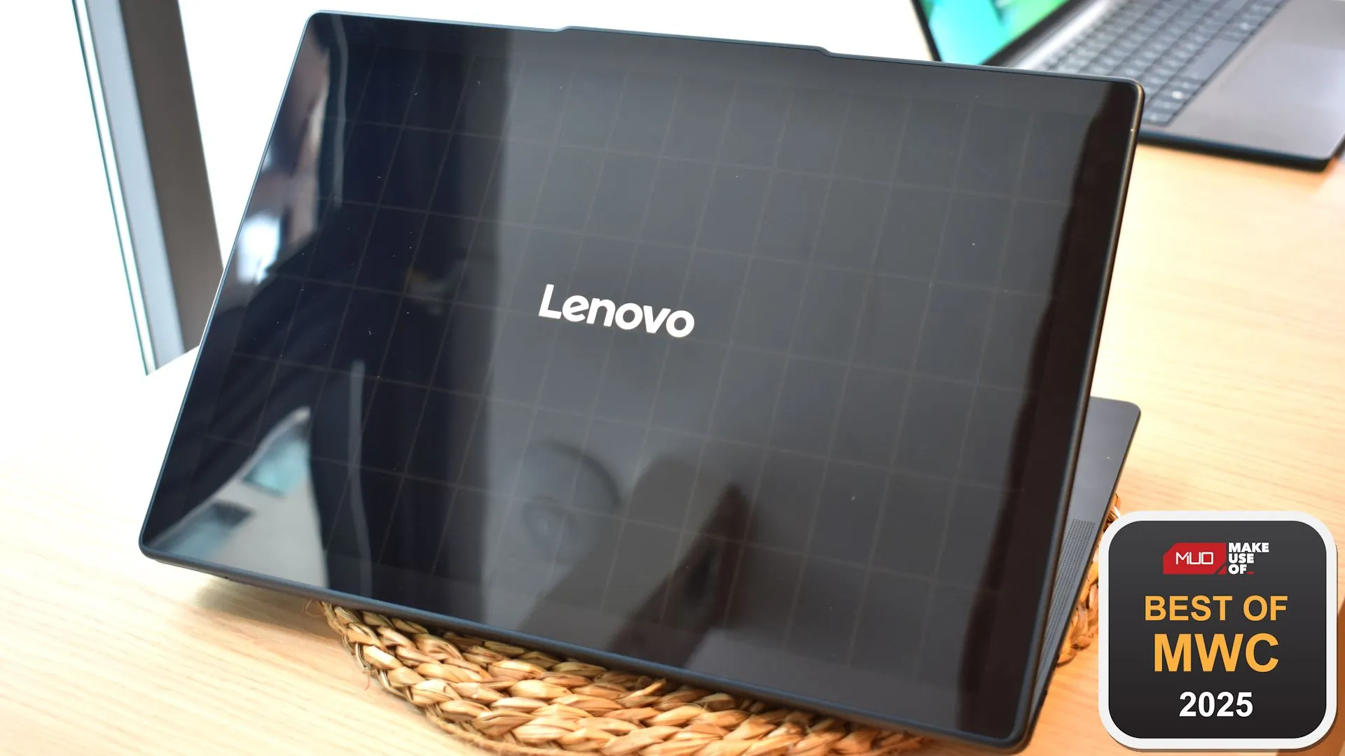 Mặt sau laptop Lenovo Yoga Solar PC với tấm pin mặt trời tại MWC 2025