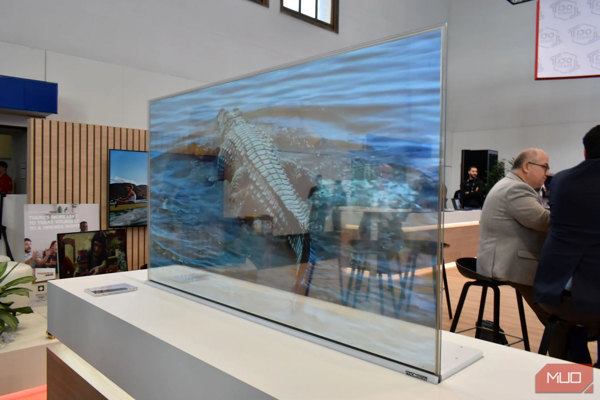 Mẫu TV OLED trong suốt của Thomson Scenium trưng bày tại IFA 2023, minh họa thiết kế mỏng và linh hoạt đột phá của công nghệ màn hình OLED