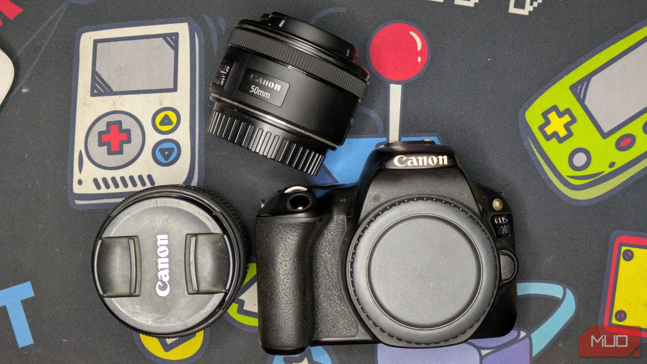 Máy ảnh Canon 200D cùng với ống kính kit 18-55mm và ống kính 50mm, biểu tượng cho tiềm năng khai thác không giới hạn của một chiếc DSLR
