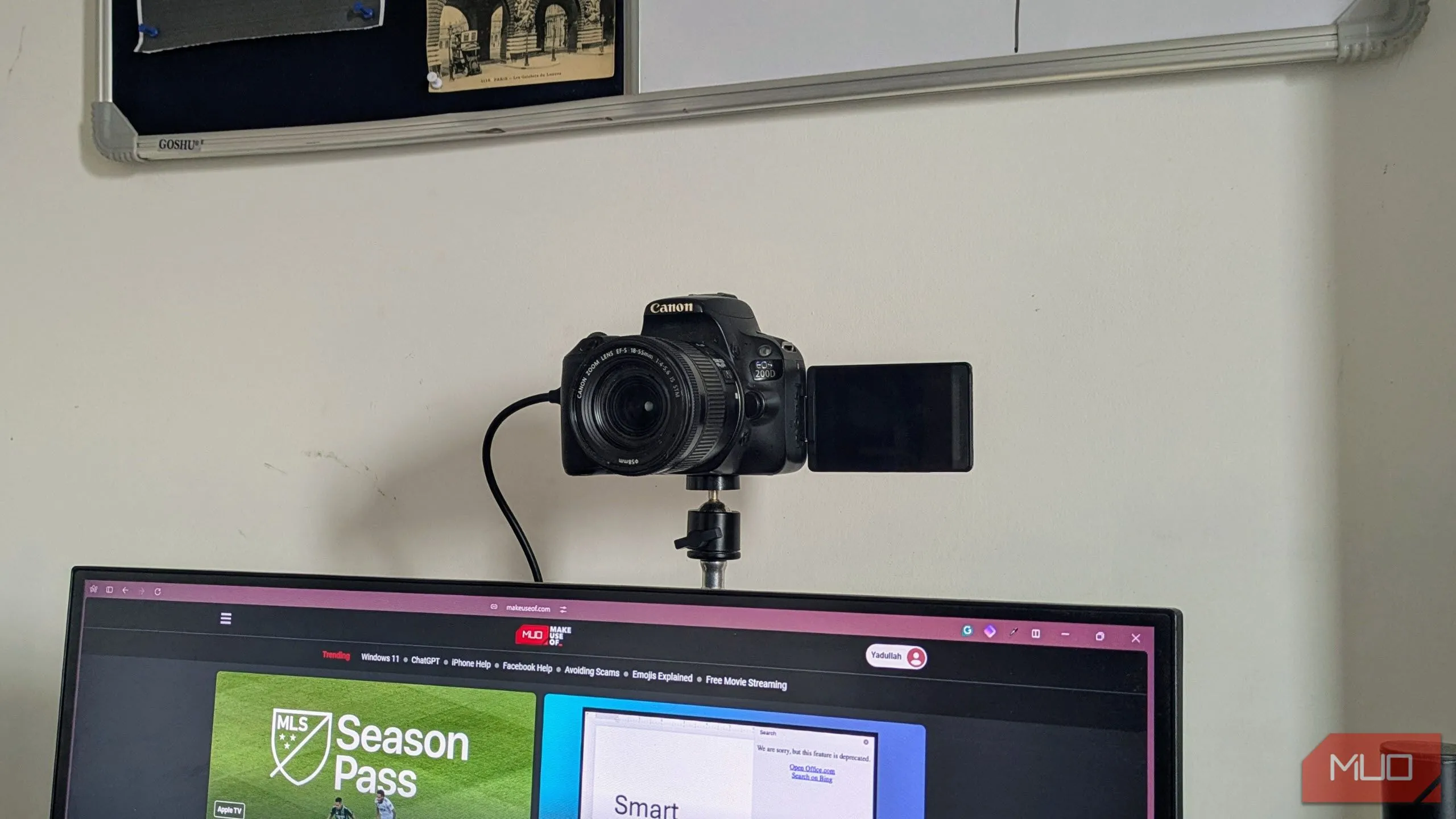 Máy ảnh Canon DSLR được sử dụng làm webcam