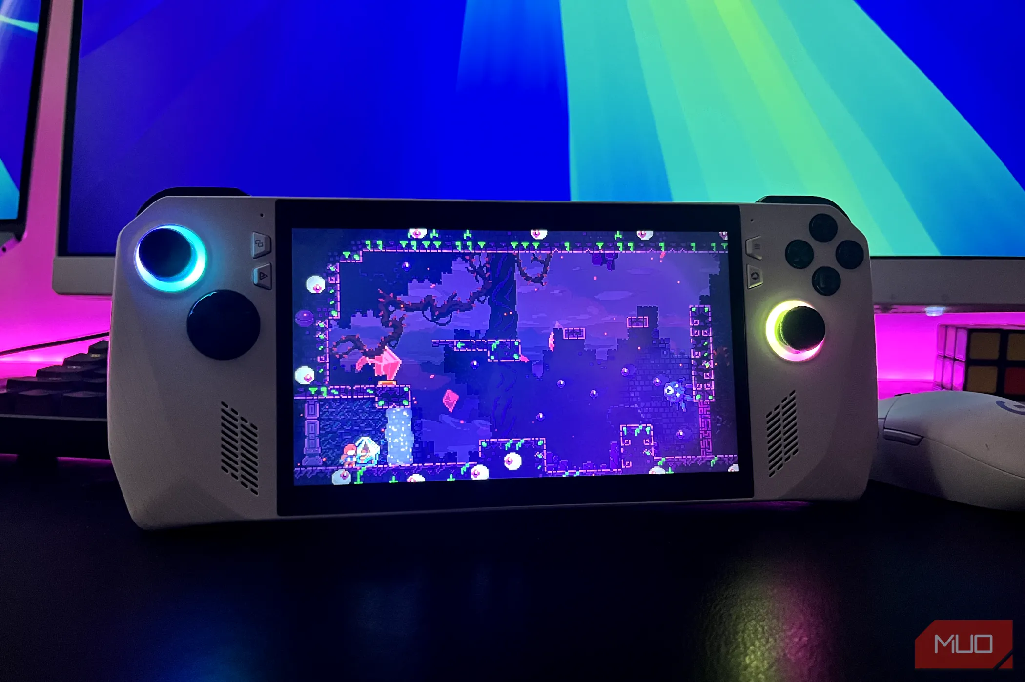 Máy chơi game cầm tay ASUS ROG Ally màu trắng, thiết bị chạy Windows đang cần tối ưu phần mềm.
