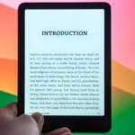 Máy đọc sách Amazon Kindle Paperwhite Signature Edition hiển thị nội dung, minh họa tính năng Kindle Recaps.