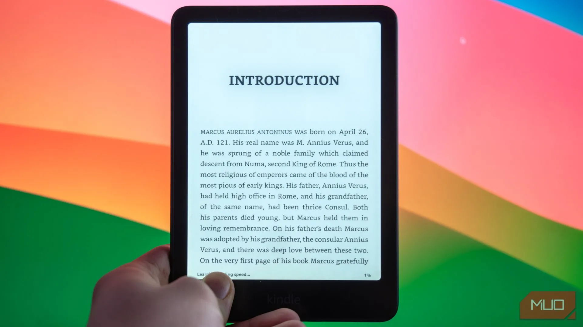 Máy đọc sách Amazon Kindle Paperwhite Signature Edition hiển thị nội dung, minh họa tính năng Kindle Recaps.